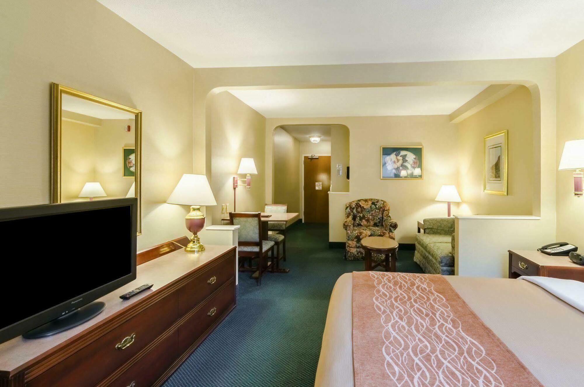 Comfort Inn & Suites Grundy Exterior foto